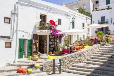 Ibiza, İspanya - 21 Haziran 2017. Ibiza eski kasaba sokaklarında Dalt Vila restoranlar bol görüntüleyin. Ibiza Akdeniz SE'de yer alan Balear Adaları biridir