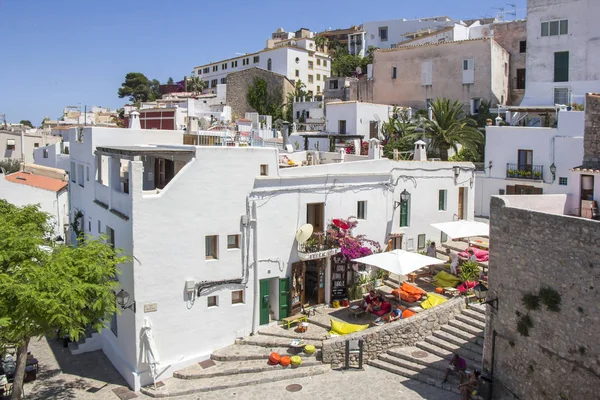 Ibiza, İspanya - 21 Haziran 2017. Ibiza eski kasaba sokaklarında Dalt Vila restoranlar bol görüntüleyin. Ibiza Akdeniz SE'de yer alan Balear Adaları biridir