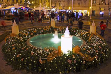 Zagreb - Mandusevac Çeşme Ban Jelacic kare üzerinde Advent Noel çelenk ile Advent - Noel ve yeni yıl Zagrep, Hırvatistan için zaman dekore edilmiş