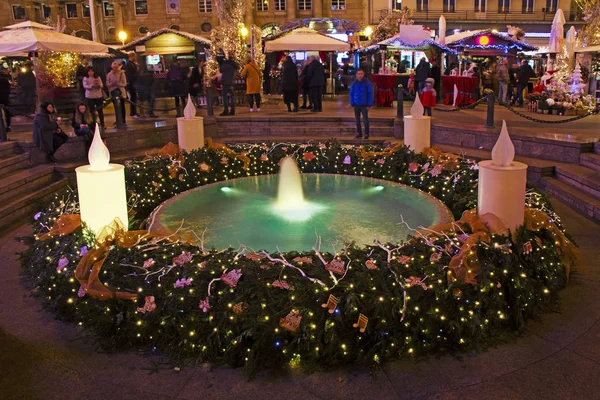 在萨格勒布降临 曼杜舍瓦茨喷泉在班耶拉契奇广场装饰着降临花圈在降临的时候 圣诞节和除夕在萨格勒布 在萨格勒布 — 图库照片
