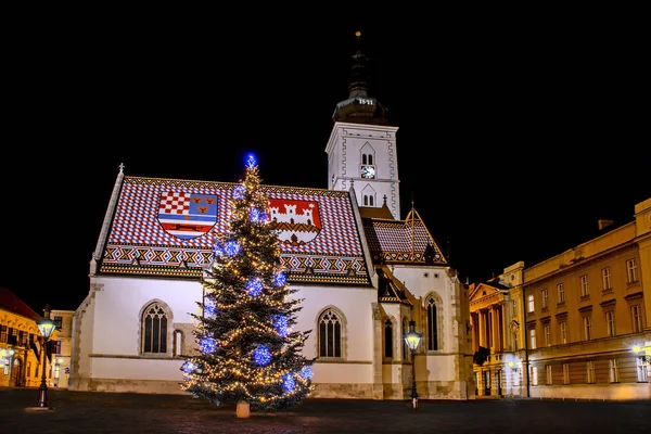 在萨格勒布降临 圣诞树在前面圣马克教堂 圣诞节和除夕在萨格勒布 克罗地亚 — 图库照片