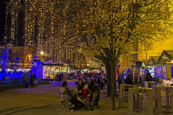 Zagreb Hırvatistan Zagreb Advent Anda Kral Tomislav Meydanı Gece Manzaralı — Stok fotoğraf