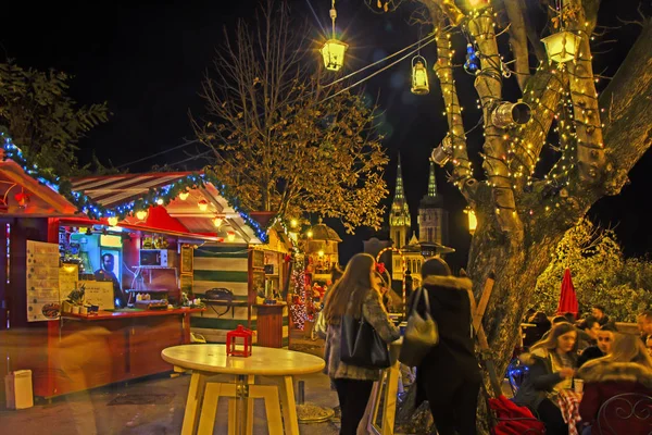 在萨格勒布降临 在降临的时候从斯特罗斯玛耶特长廊的夜景 圣诞节和除夕在萨格勒布 托迪姆 — 图库照片