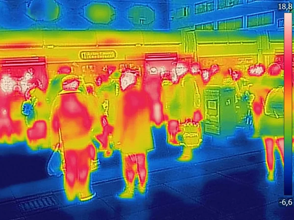 Інфрачервоне Тепловізійне Зображення Людей Міському Залізничному Вокзалі Холодний Зимовий День — стокове фото