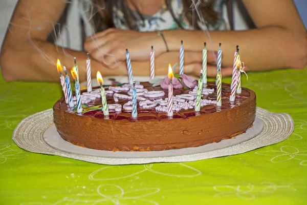 若い女の子は彼女の誕生日ケーキのろうそくを吹き消す — ストック写真
