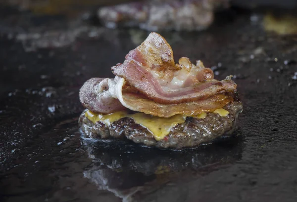 Förbereda Hamburgare Med Bacon Grill Utomhus — Stockfoto