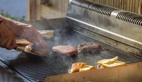 Chef Kok Voorbereiding Hamburgers Barbecue Buiten — Stockfoto