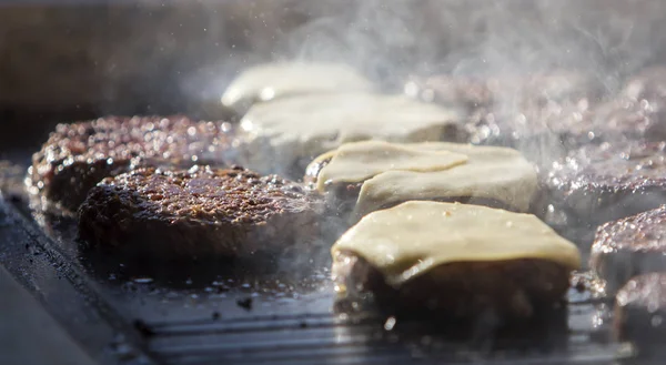 Açık Havada Barbekü Hamburger Hazırlama — Stok fotoğraf