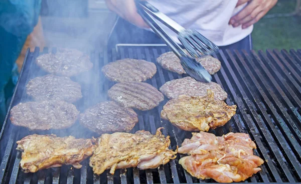 Chef Kok Voorbereiding Hamburgers Barbecue Buitenshuis — Stockfoto