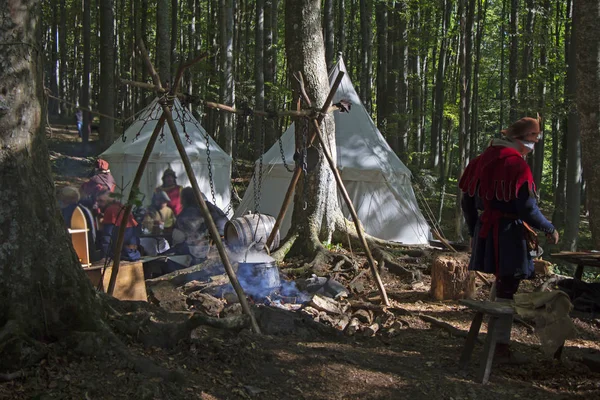 Campamento Medieval Bosque Cocinando Tetera —  Fotos de Stock