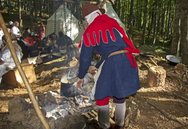 Campamento Medieval Bosque Cocinando Tetera —  Fotos de Stock