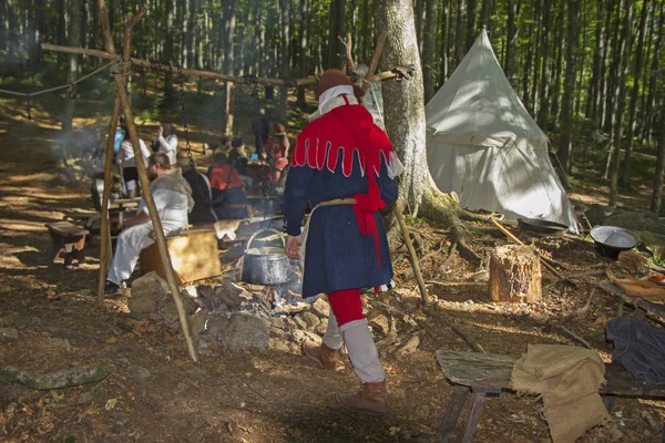 Camp Médiéval Dans Forêt Cuisine Dans Bouilloire — Photo