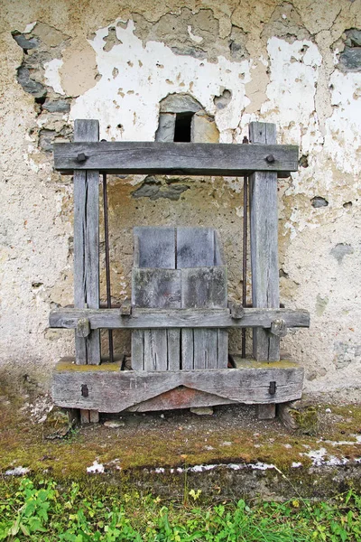 Old Antique Wooden Wine Press Front Rusty Wal — Stock Photo, Image