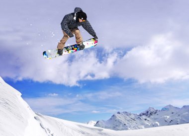 arka plan mavi gökyüzü ile havada atlama snowboarder