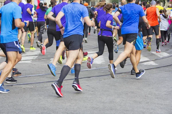 马拉松跑步者跑比赛人在城市路脚 — 图库照片