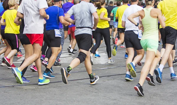 レースを実行してマラソン ランナー人都市道路に足 ストックフォト