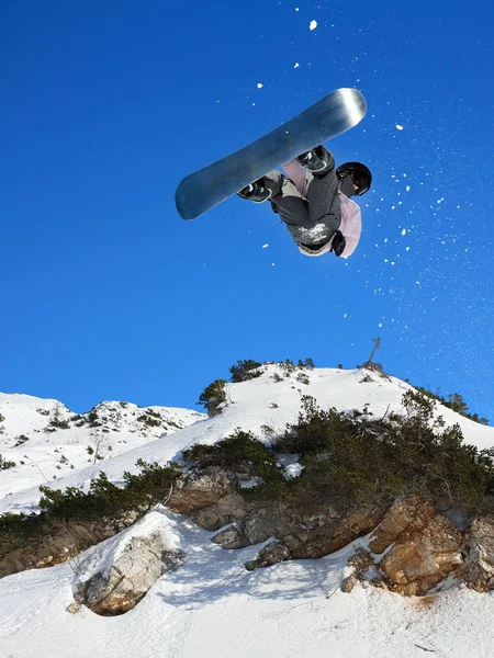 Snowboard Snowboard Snowboard Dans Les Montagnes Saut Journée Ensoleillée — Photo