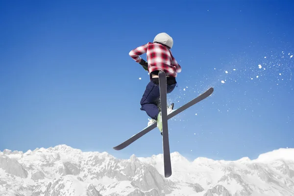 Flygande skidåkare på hoppa inhigh på snötäckta berg — Stockfoto