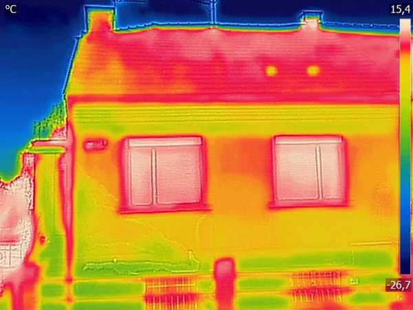 Rilevare la perdita di calore all'esterno dell'edificio utilizzando la fotocamera termica — Foto Stock