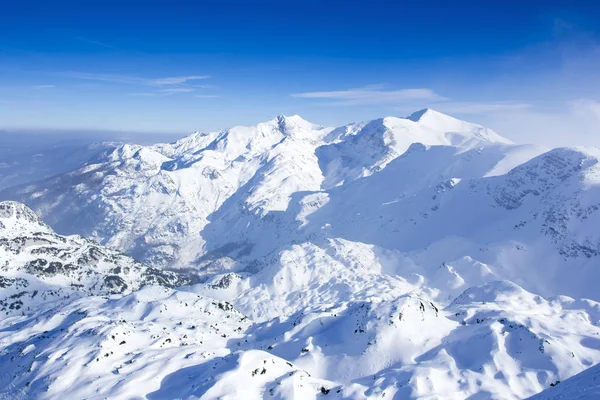 Panoramisch uitzicht op de besneeuwde bergen — Stockfoto
