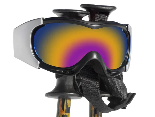 Primo piano degli occhiali da sci sui bastoncini da sci isolati sulla schiena bianca — Foto Stock