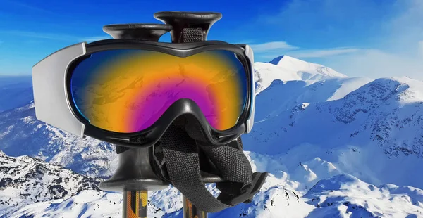 Gros plan des lunettes de ski à travers lesquelles il est vu moun enneigé — Photo