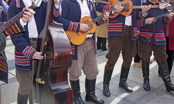 Músicos croatas tradicionales en trajes eslavos juegan en el —  Fotos de Stock