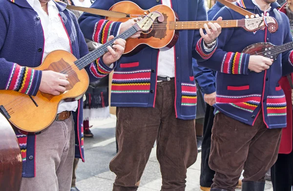 Músicos croatas tradicionales en trajes eslavos juegan en el —  Fotos de Stock