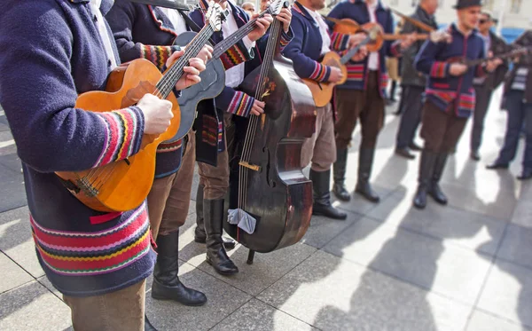 Musiciens traditionnels croates en costumes slaves jouent sur la place de la ville — Photo