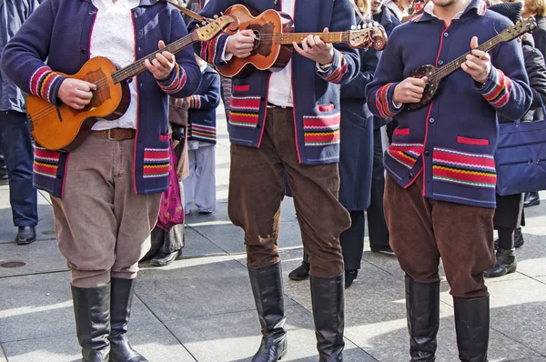 Músicos croatas tradicionales en trajes eslavos juegan en el — Foto de Stock