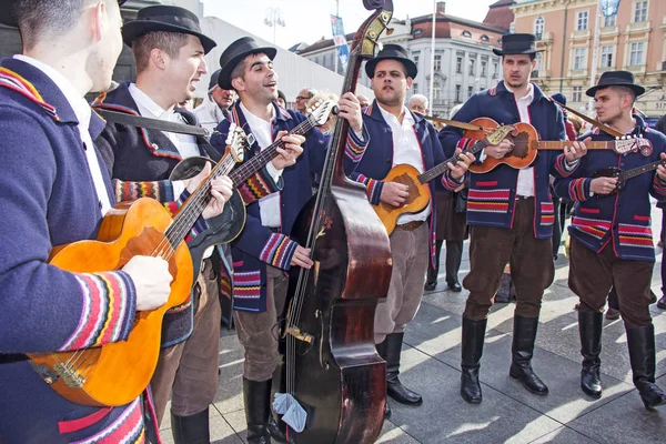 克罗地亚音乐家在传统斯拉夫式服装 — 图库照片