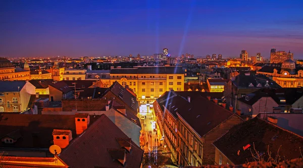 Zagreb bij nacht panoramisch uitzicht stad — Stockfoto