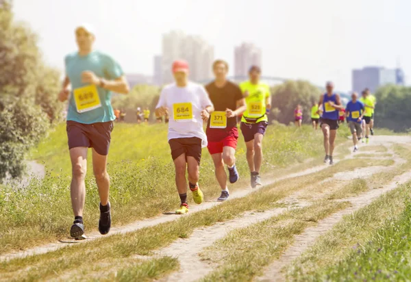 Mucha gente en Maratón corriendo en la naturaleza — Foto de Stock