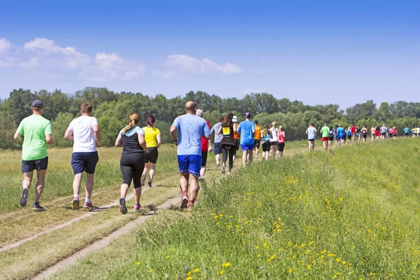 Wiele osób na maraton w przyrodzie — Zdjęcie stockowe