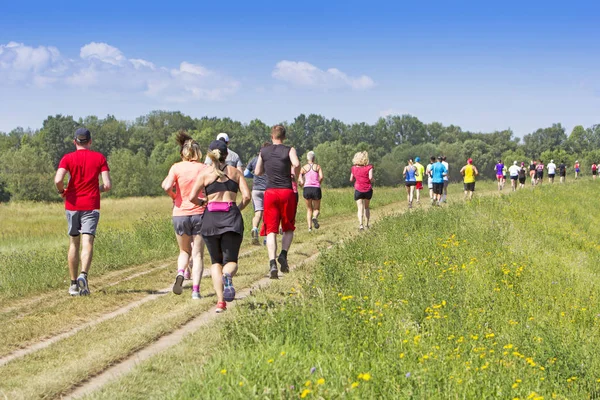 Mucha gente en Maratón corriendo en la naturaleza — Foto de Stock