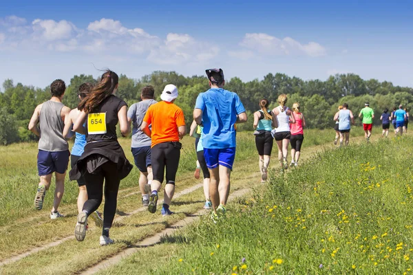 Mucha gente en Maratón corriendo en la naturaleza — Foto de Stock