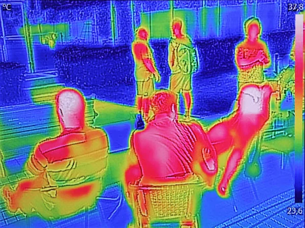 Imagen de termovisión infrarroja que muestra cuando la gente se sienta a la mesa — Foto de Stock