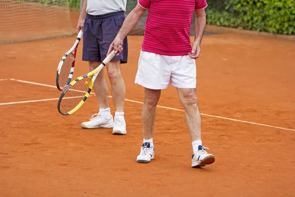 Duplas tenista com parceiro em segundo plano — Fotografia de Stock