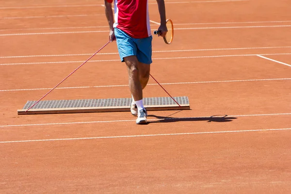 Speler lijnt oppervlakte Tennisbaan, met Trek netwerk — Stockfoto