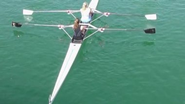 İki genç kadın kürek, yavaş hareket Full HD video