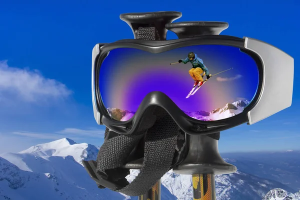 Hoppning skidåkare i berget en reflektion i skidglasögon — Stockfoto