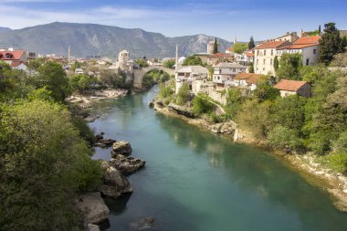 Bosna ve Her Eski Köprü evleri ve minareleri ile Mostar