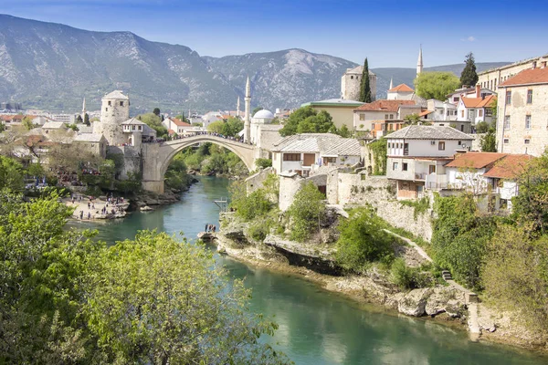 Mostar con el Puente Viejo casas y minaretes en Bosnia y Ella — Foto de Stock