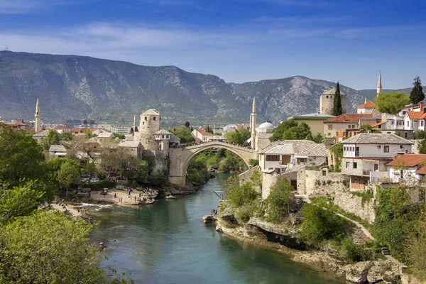 Bosna ve Her Eski Köprü evleri ve minareleri ile Mostar — Stok fotoğraf