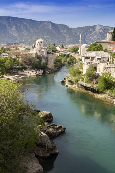 Bosna ve Her Eski Köprü evleri ve minareleri ile Mostar — Stok fotoğraf