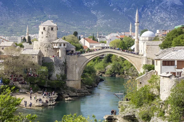 Mostar con el Puente Viejo casas y minaretes en Bosnia y Ella — Foto de Stock