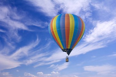 Mavi gökyüzünde uçan renkli sıcak hava balonu