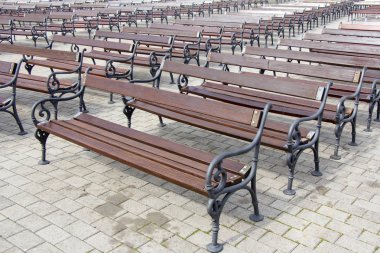 Boş kahverengi ahşap banklar Satırlar Lot 