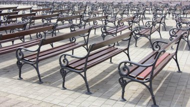 Boş kahverengi ahşap banklar Satırlar Lot 