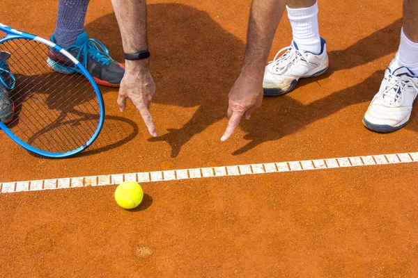 Tennispelaajat näyttää radan tenniskentällä — kuvapankkivalokuva